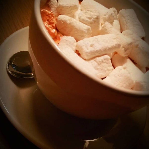 Сладкая новинка в нашем меню - настоящий горячий шоколад с маршмэллоу. #zhukovka41 #menu #жукоvка