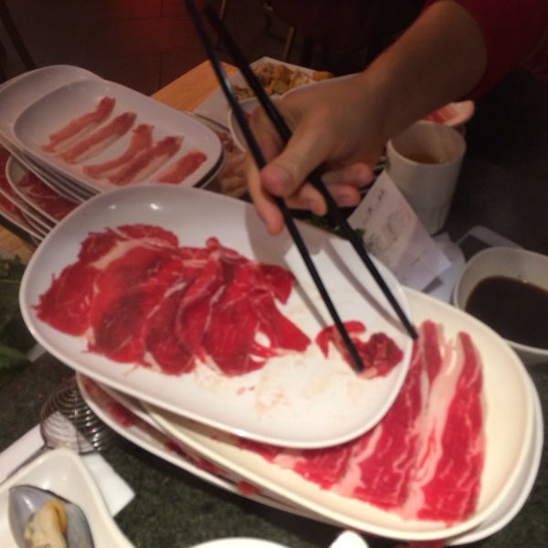 Photo taken at Fatty Cow Seafood Hot Pot 小肥牛火鍋專門店 by Irina G. on 11/9/2013