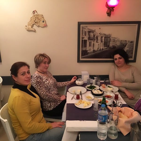 Foto scattata a Mavraki Balık Restaurant da Ebru Y. il 1/4/2017