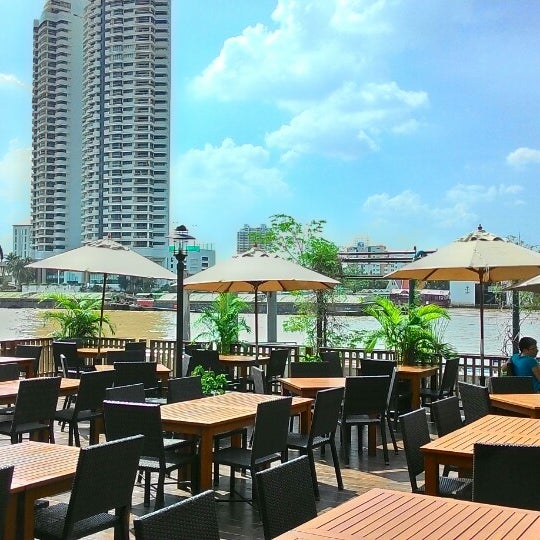 9/20/2014에 Khemarath C.님이 Aquatini Riverside Restaurant &amp; Bar에서 찍은 사진