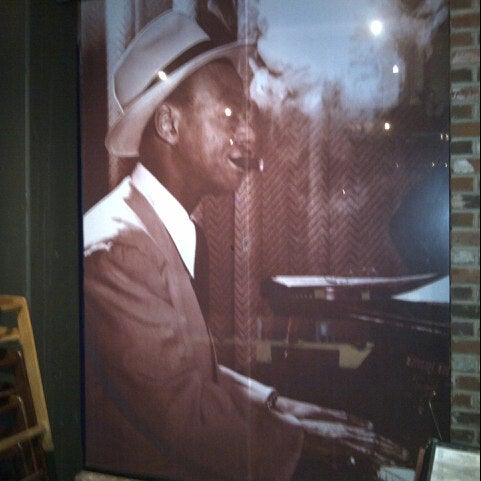 Foto tomada en Bourbon St. Cafe  por Byron M. el 12/6/2012