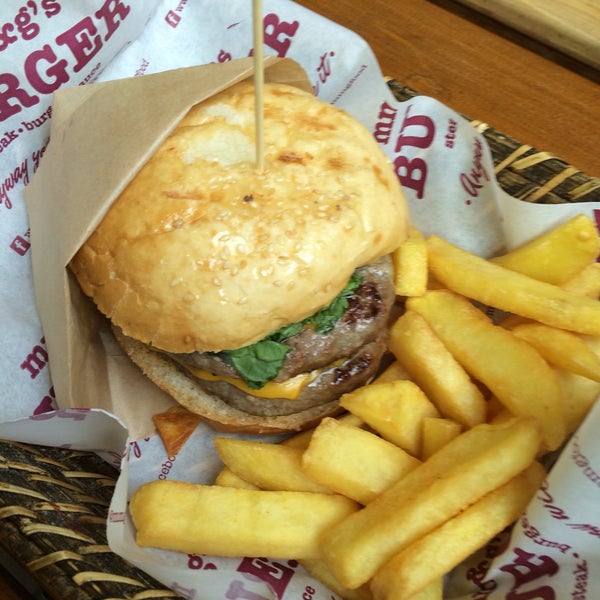 Foto diambil di Mm&amp;G&#39;s Burger oleh Bulut K. pada 4/24/2016