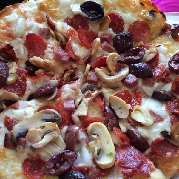 Снимок сделан в Pizza by Alex пользователем Lindsay M. 7/22/2014