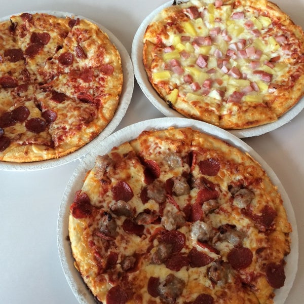 Снимок сделан в Pizza by Alex пользователем Lindsay M. 7/17/2014