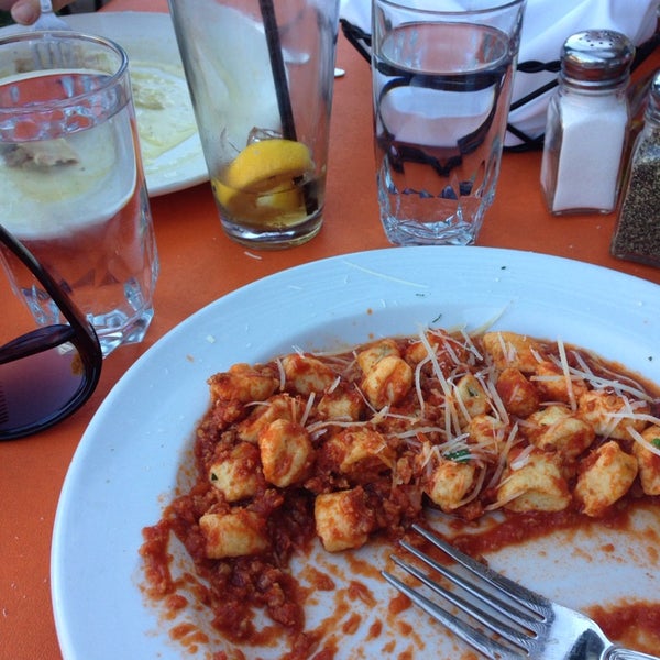6/14/2014 tarihinde Tina S.ziyaretçi tarafından Carlucci Restaurant &amp; Bar'de çekilen fotoğraf