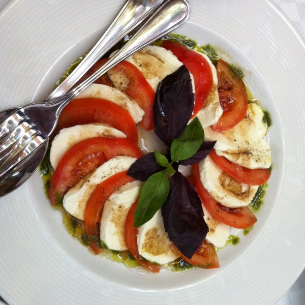 Капреззи с грунтовыми помидорами под легким соусом "Песто" Помидорчики с итальянской моццареллой и соусом "Песто" подаются в классическом стиле . Приятного всем аппетита!