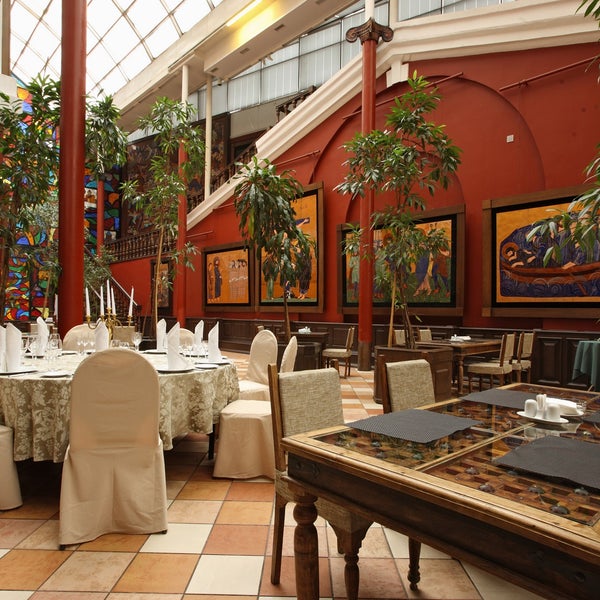 Ресторан"Галерея художника" представляет блюдо грузинской кухни суп харчо.