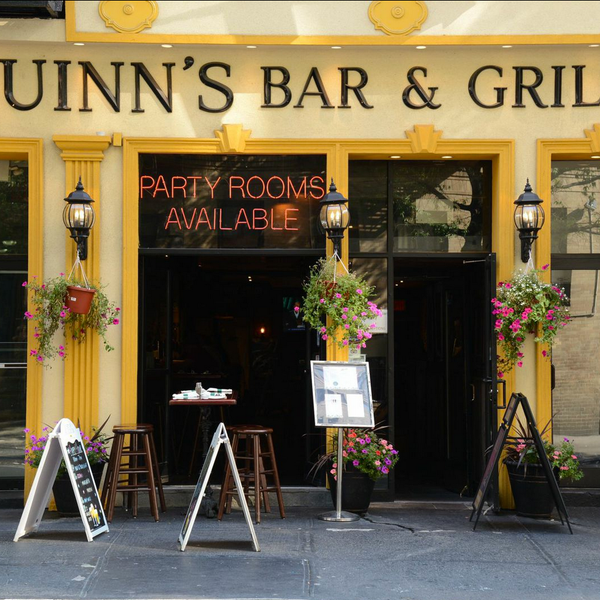 8/28/2014 tarihinde Quinn&#39;s Bar &amp; Grillziyaretçi tarafından Quinn&#39;s Bar &amp; Grill'de çekilen fotoğraf