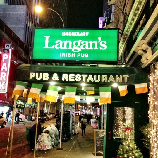 Снимок сделан в Langan&#39;s Pub &amp; Restaurant пользователем Bernard G. 12/5/2012