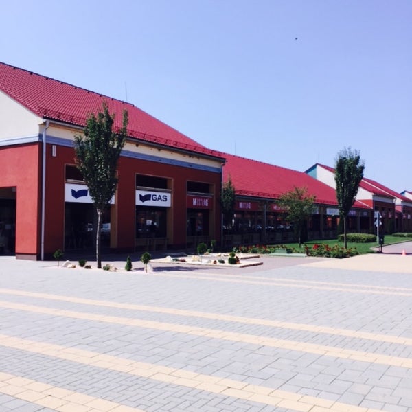 Дизайнерский аутлет ванкувер ванкувер. Аутлет вилладж котельники. Аутлеты венгрии. Аутлет м. Торговый центр аутлет.