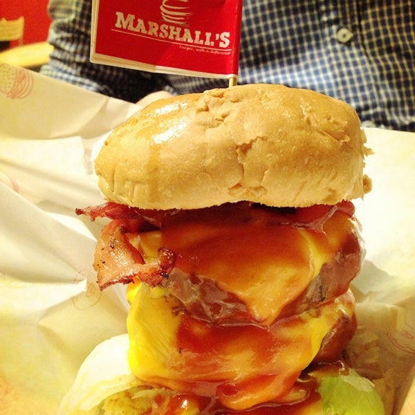 รูปภาพถ่ายที่ Marshall&#39;s Burger โดย forevAi •. เมื่อ 4/11/2013