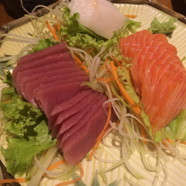 Photo taken at Itoshii sushi by Caio L. on 2/4/2015