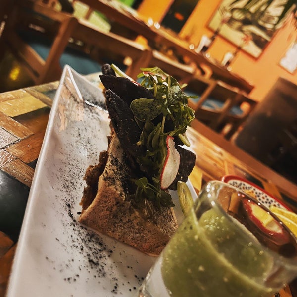 Supremo el tuétano, una delicia. Las tostadas de atún ! Yum sin duda los mejor de Morelia🥰 y la coctelería pufff la tatita🍷Muy romántico y conceptual ! Muy recomendable .