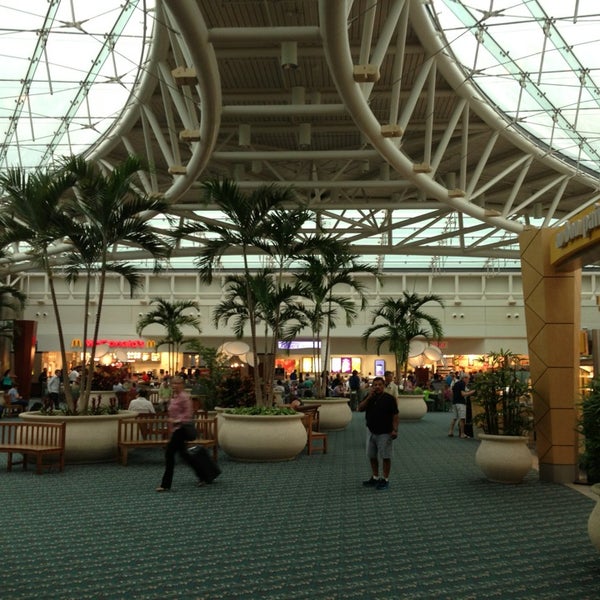 Foto diambil di Bandar Udara Internasional Orlando (MCO) oleh Scott S. pada 6/14/2013