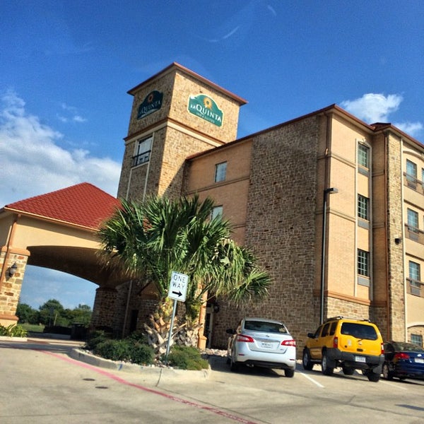 Foto diambil di La Quinta Inn &amp; Suites Dallas Grand Prairie South oleh Nummy M. pada 9/8/2014