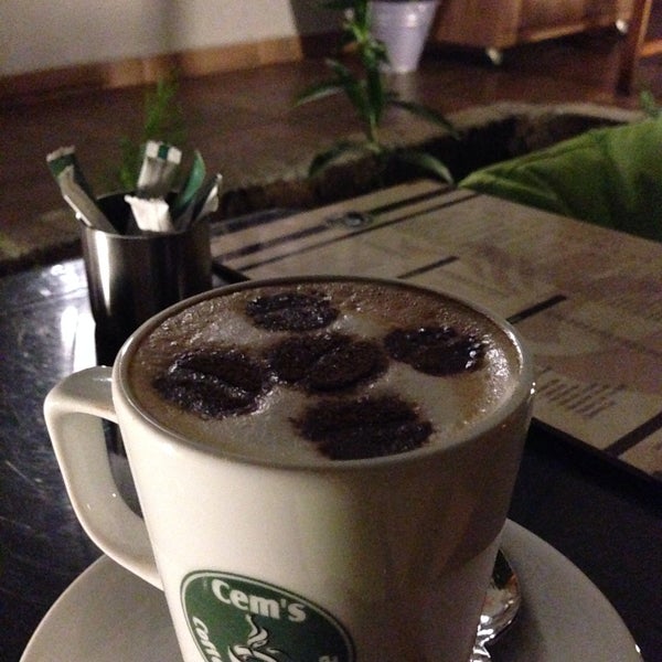 Das Foto wurde bei Cem&#39;s Coffee &amp; Tea House von Özer Y. am 5/15/2015 aufgenommen