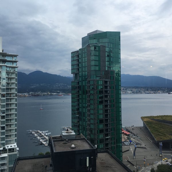 Foto scattata a Vancouver Marriott Pinnacle Downtown Hotel da Zoe Z. il 8/8/2016