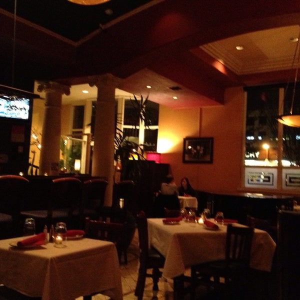 Photo prise au Touché Restaurant &amp; Bar par PDXHappyHour G. le11/20/2013