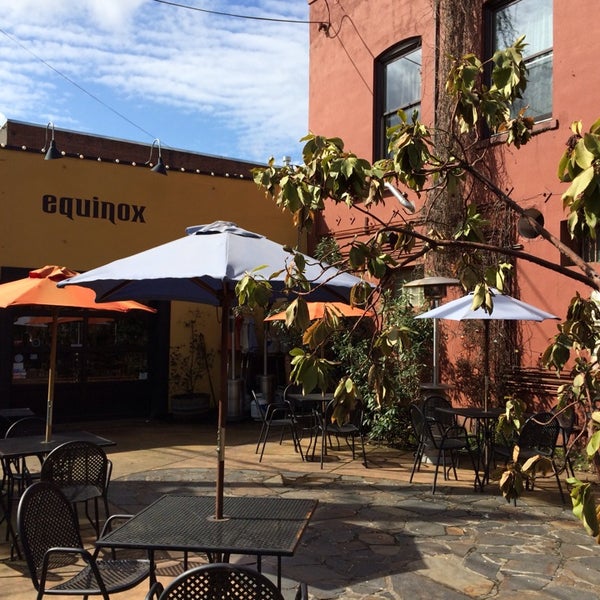 4/4/2014 tarihinde PDXHappyHour G.ziyaretçi tarafından Equinox Restaurant &amp; Bar'de çekilen fotoğraf