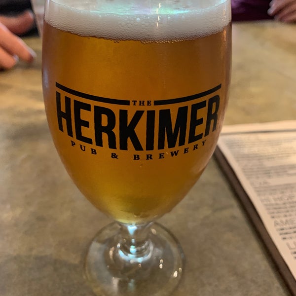 รูปภาพถ่ายที่ The Herkimer Pub &amp; Brewery โดย Rick B. เมื่อ 7/20/2019