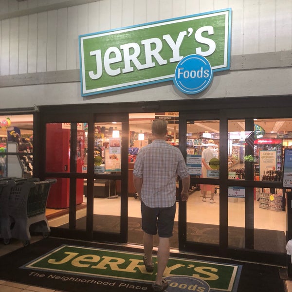 Photo taken at Jerry&#39;s Foods of Sanibel by Kara S. on 11/11/2018