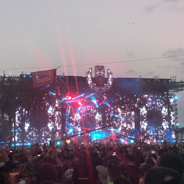 Foto diambil di Ultra Music Festival oleh Kara S. pada 3/25/2018