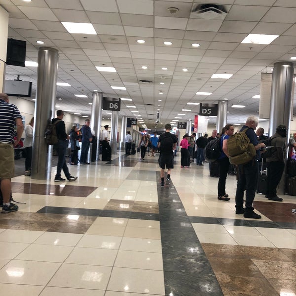 Снимок сделан в Международный аэропорт Хартсфилд-Джексон Атланта (ATL) пользователем Kara S. 10/11/2018