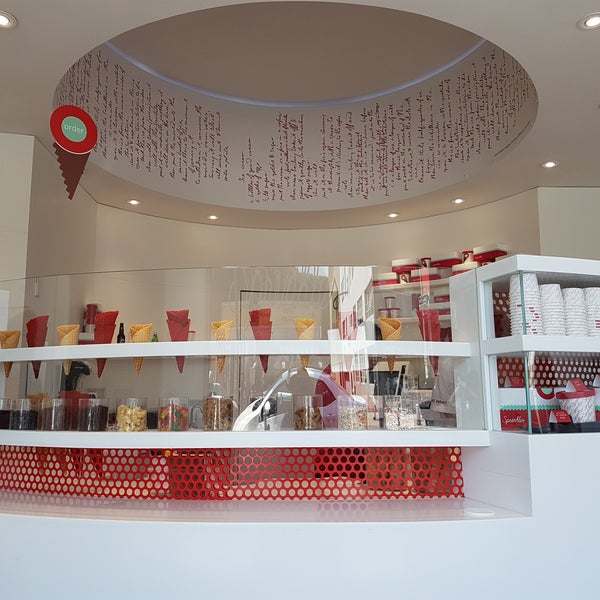 Photo taken at Sprinkles Beverly Hills Ice Cream by Parsa O. on 8/3/2016