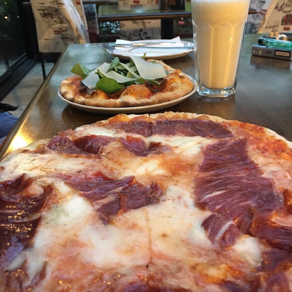 Pizza Quatro Formaggi Bresaola muhtesem! Izmir'de pizza yenilebilecek en dogru adres! Oyku hanimin guleryuzlu servisi ile de sevgi ile yedik :)