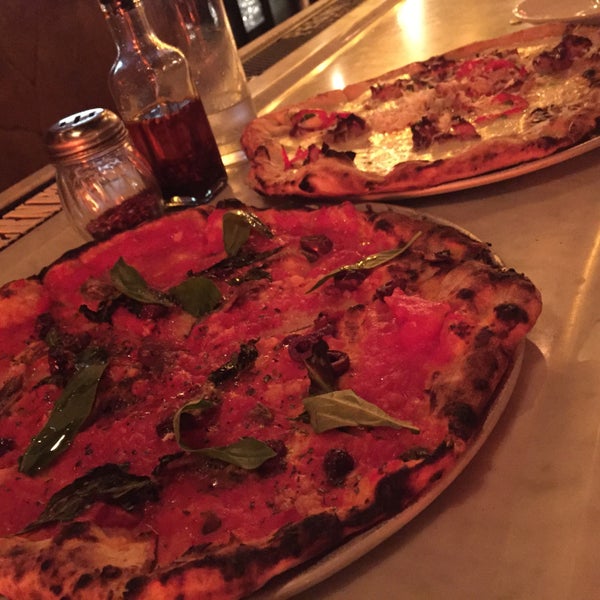 10/7/2016にClarice M.がOgliastro Pizza Barで撮った写真
