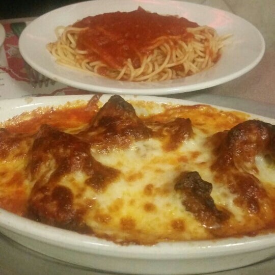 Foto tirada no(a) Tony&#39;s Pizzeria &amp; Restaurant por Marina em 9/13/2015