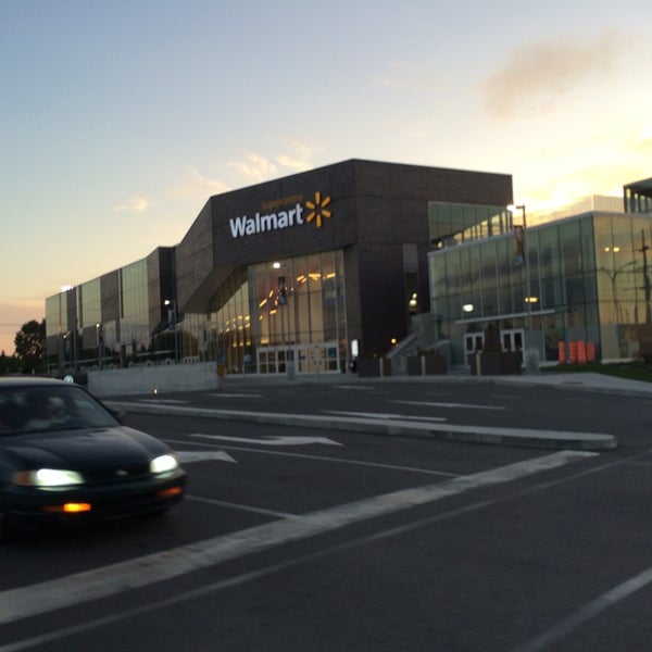 รูปภาพถ่ายที่ Walmart Supercentre โดย Jesus S. เมื่อ 8/25/2014
