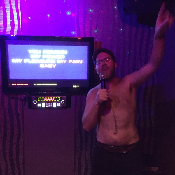 Foto tirada no(a) Sing Sing Karaoke por Allie N. em 10/18/2015