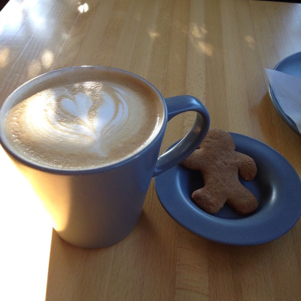 Das Foto wurde bei Bloom Coffee and Tea von Stephanie R. am 12/30/2014 aufgenommen