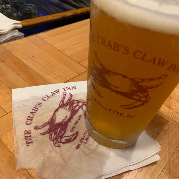 Foto scattata a Crab&#39;s Claw Inn da Karen C. il 8/7/2019