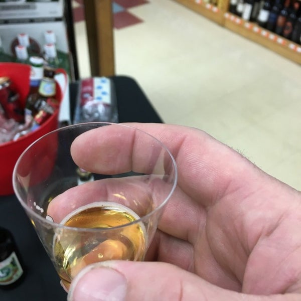 Photo taken at Everett&#39;s Wines, Spirits And Beer by Assman .. on 1/23/2016