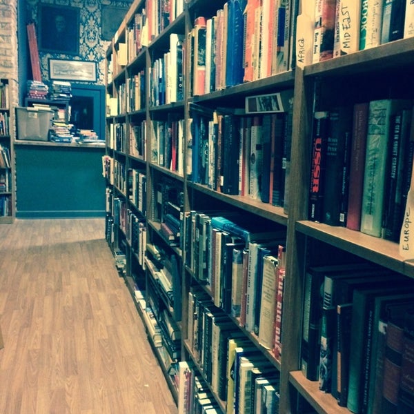 Foto tirada no(a) Uncharted Books por Amy G. em 9/16/2014