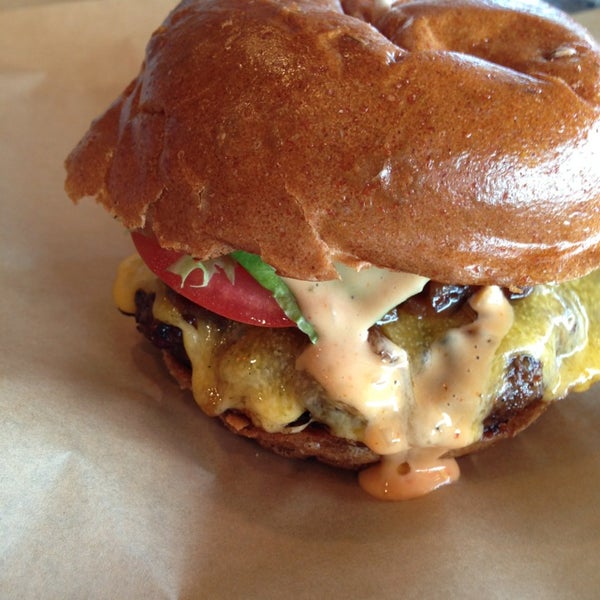 รูปภาพถ่ายที่ Juicy Burgers &amp; Dogs โดย Jim H. เมื่อ 4/11/2013