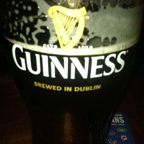 รูปภาพถ่ายที่ Byrnes&#39; Irish Pub Brunswick โดย Tim L. เมื่อ 12/31/2012