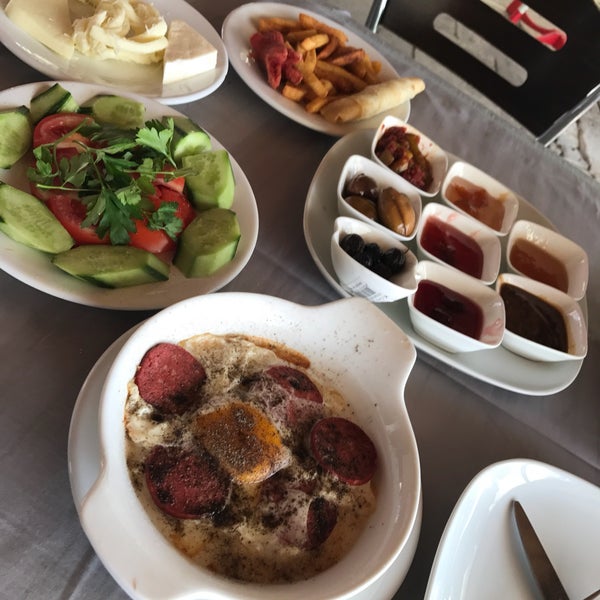 Foto tomada en Şahin Tepesi Restaurant  por Taner A. el 6/29/2017