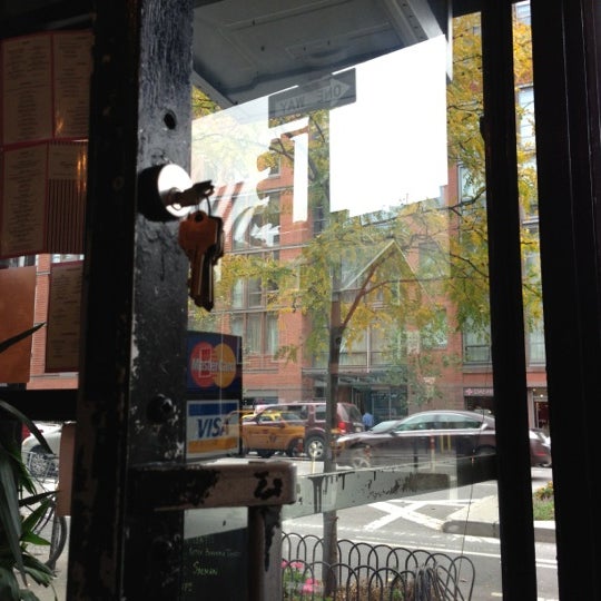 10/28/2012에 Ray W.님이 Rafaella Cafe에서 찍은 사진