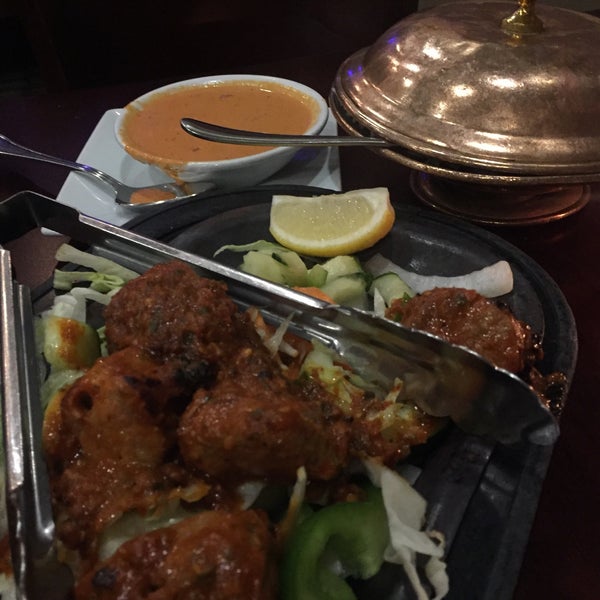 รูปภาพถ่ายที่ Kashmir Indian Restaurant โดย Vika G. เมื่อ 8/18/2016