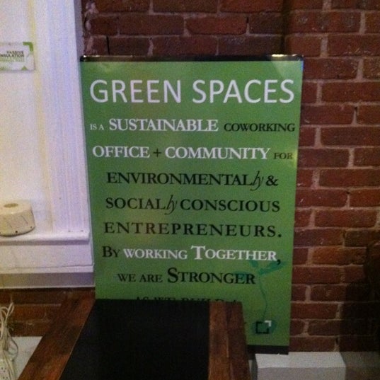 Foto scattata a Green Spaces NYC da Notoriety I. il 12/13/2012