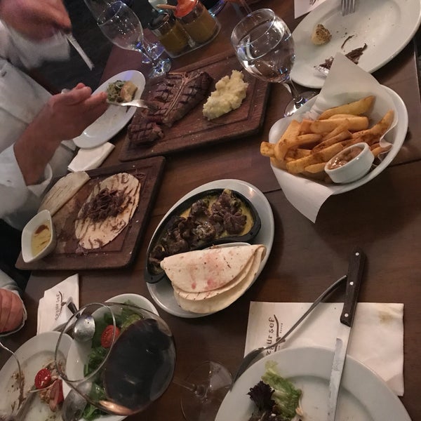 Foto diambil di Özgür Şef Steak House oleh Safiye Y. pada 10/7/2017