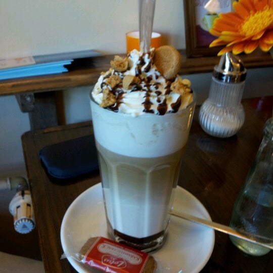 Foto tirada no(a) 171 Orange Coffee por Babette em 10/28/2012