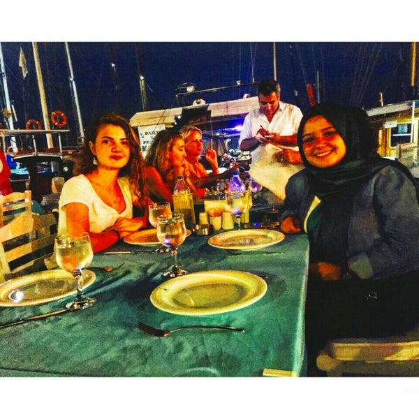 Das Foto wurde bei Caliente Cafe &amp; Restaurant von Mürüvet Ç. am 8/5/2015 aufgenommen