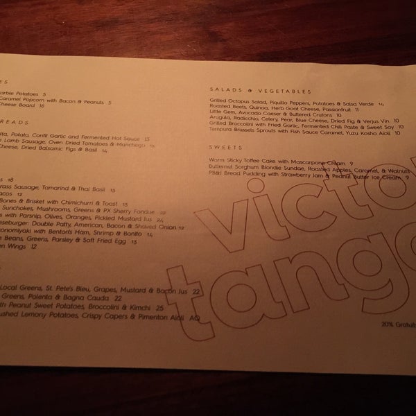 รูปภาพถ่ายที่ Victor Tangos โดย Janice V. เมื่อ 12/29/2015