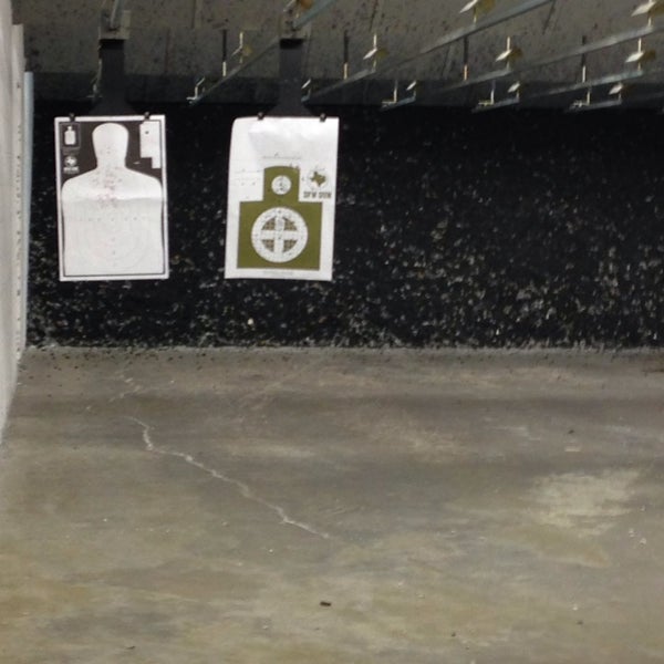 Foto scattata a DFW Gun Range and Training Center da Janice V. il 10/11/2014