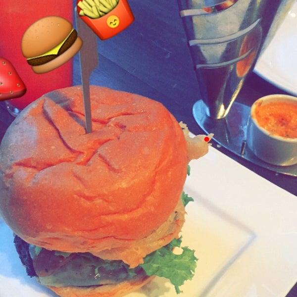 รูปภาพถ่ายที่ Ohana Burger โดย Closed เมื่อ 11/3/2015