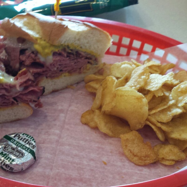 Das Foto wurde bei Ham&#39;s Sandwich Shop von Jason D. am 11/30/2014 aufgenommen